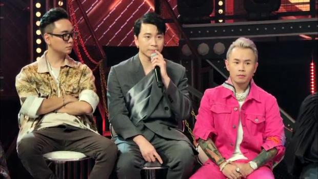 Karik bị chỉ trích vô duyên vì gác chân lên xe người lạ cột dây giày ngay đêm chung kết Rap Việt-2