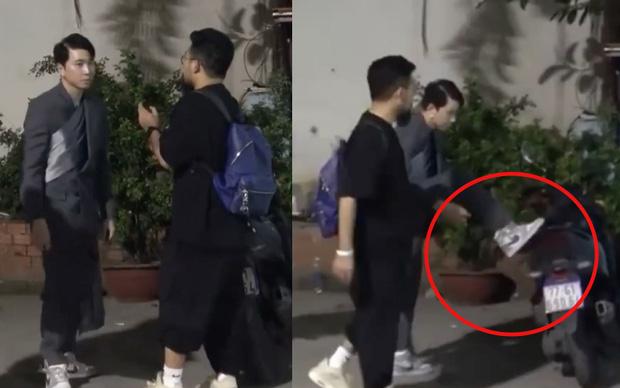 Karik bị chỉ trích vô duyên vì gác chân lên xe người lạ cột dây giày ngay đêm chung kết Rap Việt-1