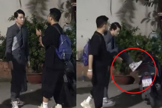 Karik bị chỉ trích vô duyên vì gác chân lên xe người lạ cột dây giày ngay đêm chung kết Rap Việt