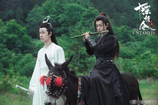 Biến căng: Fan Trần Tình Lệnh và Vương Nhất Bác ẩu đả giữa quán lẩu, lý do nghe qua hết sức kì cục luôn á!