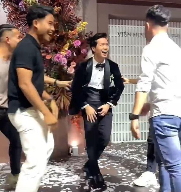 Đi đám cưới Công Phượng - Viên Minh, hội chị em bạn dì được tặng lắc vàng khắc tên xịn sò-1