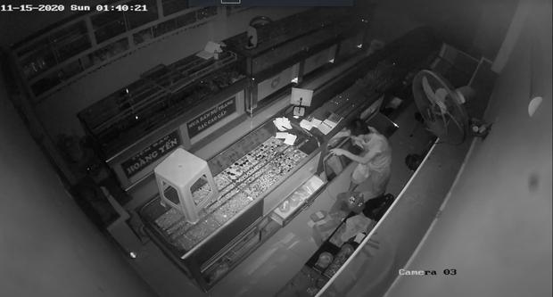 Thanh niên đột nhập tiệm bạc cuỗm nhiều tài sản trị giá hơn 1,2 tỷ đồng ở Sài Gòn-2