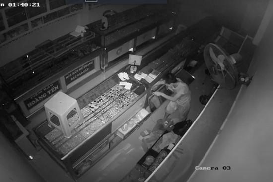 Thanh niên đột nhập tiệm bạc cuỗm nhiều tài sản trị giá hơn 1,2 tỷ đồng ở Sài Gòn