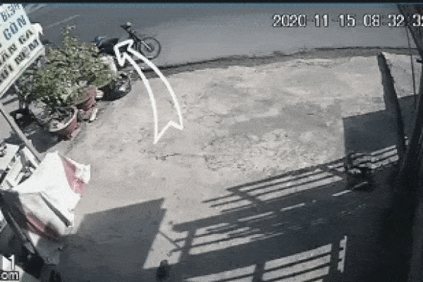 Clip: 2 bố con thoát chết thần kỳ ngay trước bánh xe tải, người xem cũng 'lạnh sống lưng'