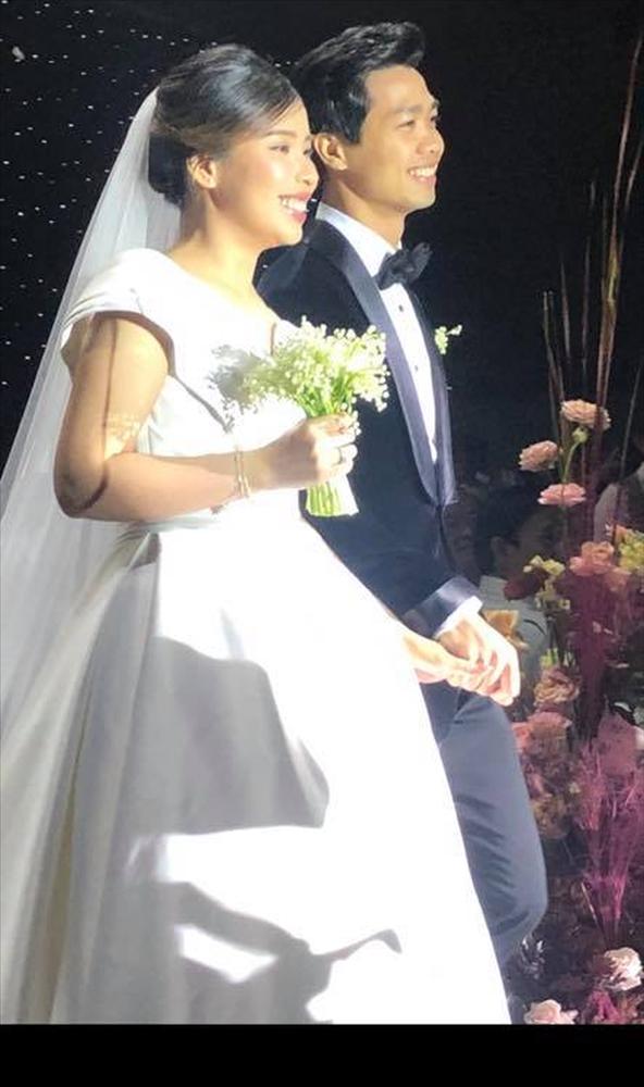 Ảnh hiếm: Công Phượng hôn Viên Minh ngọt ngào trong đám cưới-3