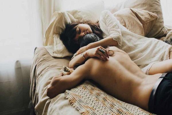 Nửa đêm mặc váy ngủ gợi cảm mời gọi chồng nhưng nhận về cái kết tê tái-3