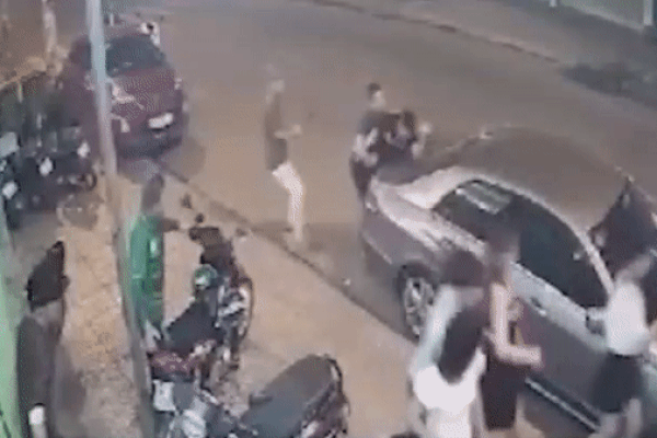 Sau câu hỏi con ông có nhà không?, côn đồ vung dao chém lìa chân người bố-4