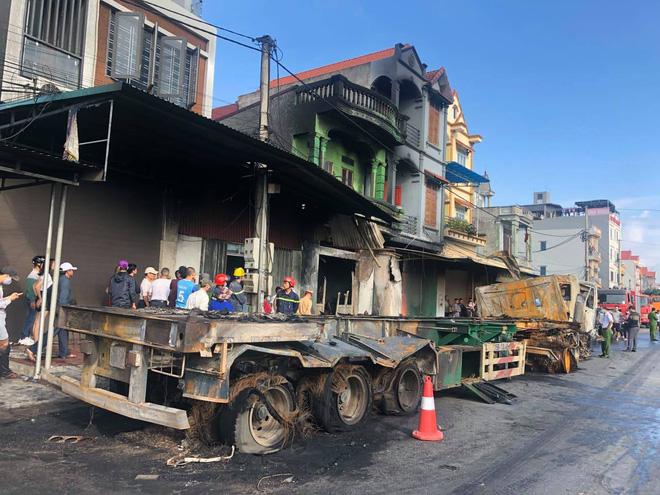 Hải Dương: 2 xe đầu kéo đâm nhau, thiêu cháy 3 nhà dân, 1 tài xế tử vong-1