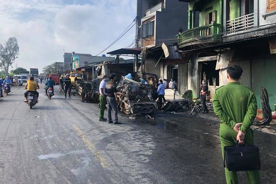Hải Dương: 2 xe đầu kéo đâm nhau, thiêu cháy 3 nhà dân, 1 tài xế tử vong