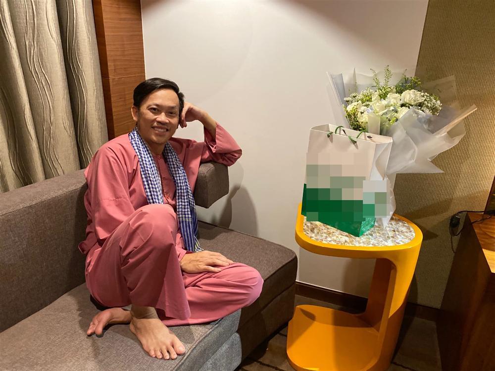 Khoe chiếc áo sử dụng 5 năm, Hoài Linh xin khán giả đừng ném đá-2