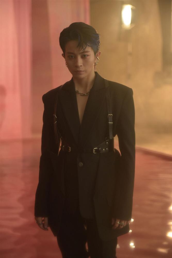 Gil Lê bị đào mộ ảnh mặc váy hai dây chưa từng được công bố-6