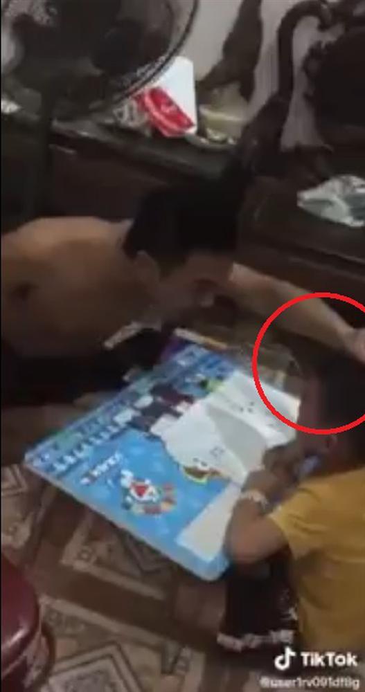 Clip: Bố túm tóc, tát con tới tấp và chửi thậm tệ khi dạy bé mấy + mấy = 2?-2