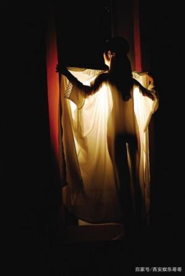 Trong một số cảnh quay các diễn viên buộc phải cởi đồ lộ thân thể trước ống kính. Tuy nhiên, không phải ai cũng chấp nhận được điều này. Dẫn đến có những người chuyên “cởi đồ thế” (lõa thế) để thực hiện thay.