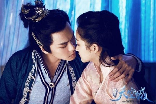 “Hôn thế” dùng để chỉ những người thực hiện cảnh hôn thay cho dàn nam, nữ chính. Khán giả từng không hài lòng khi Quan Hiểu Đồng dùng tới “hôn thế” trong cảnh quay với nam diễn viên Trương Nhược Quân chỉ vì cô muốn dành nụ hôn cho bạn trai tương lai.