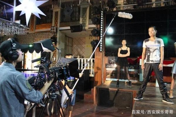 Trước khi bắt đầu quay, diễn viên thường phải đứng với một vị trí cố định để chỉnh lại ánh đèn để phù hợp với cảnh quay. Đoàn phim thường sẽ  tìm một người đóng thế có chiều cao tương đương với diễn viên chính, đứng ở vị trí được chỉ định để hoàn thành công việc này.