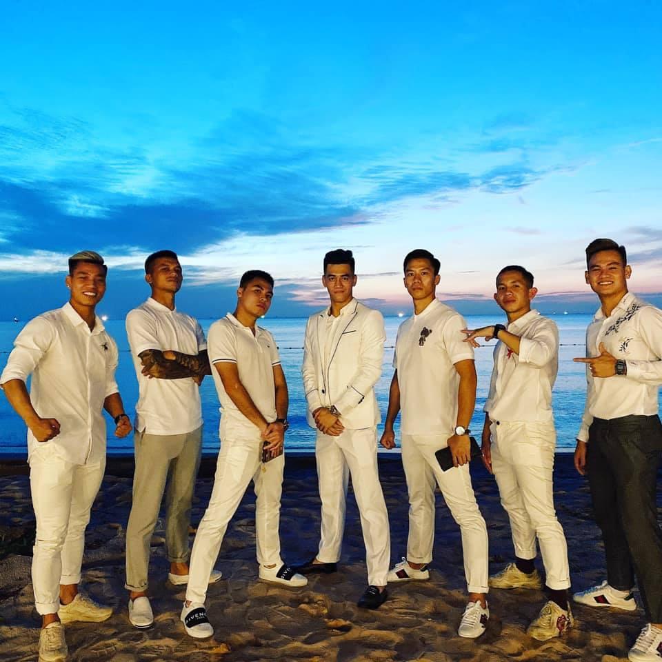 Hội fans nữ đã mắt ngắm dàn trai đẹp check-in trong đám cưới Công Phượng-2