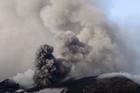 Cảnh núi lửa phun trào lúc hoàng hôn ở Italy
