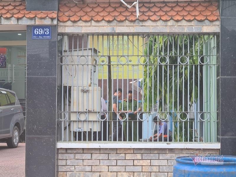 Thanh niên cầm vật lạ nghi súng xông vào cướp ngân hàng ở Bình Dương-1