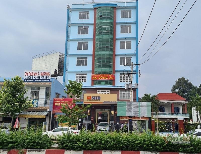 Thanh niên cầm vật lạ nghi súng xông vào cướp ngân hàng ở Bình Dương-2