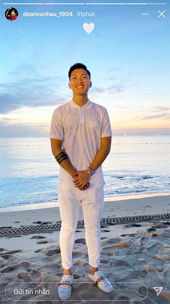 Nhìn dàn cầu thủ đi dự đám cưới Công Phượng để kết luận: Anh em cứ diện đồ trắng là auto bảnh!-4