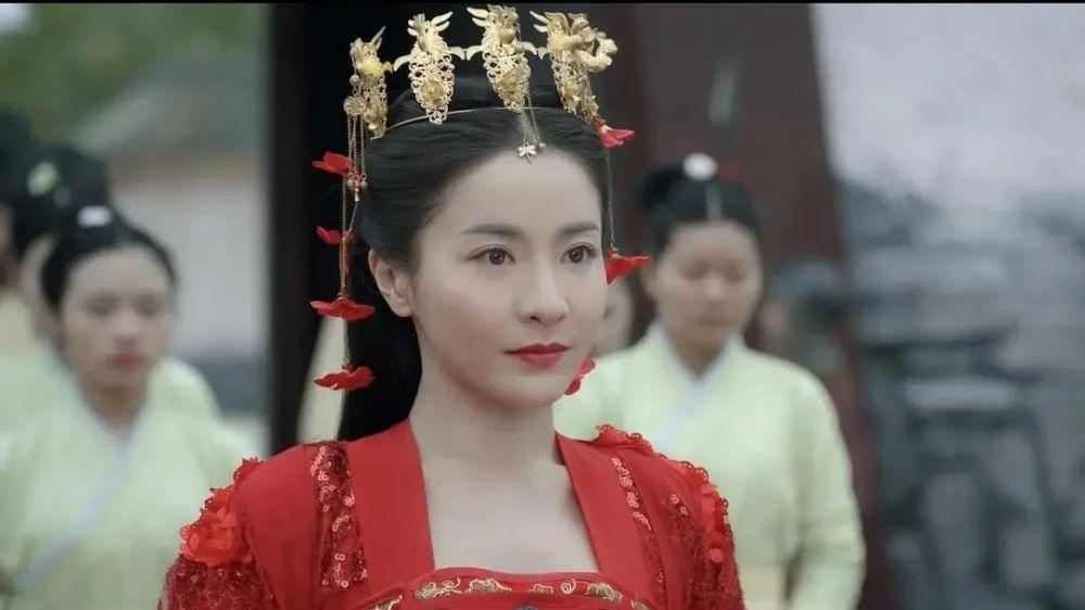 Bản sao Trương Bá Chi gây choáng với nhan sắc khác lạ hoàn toàn-11