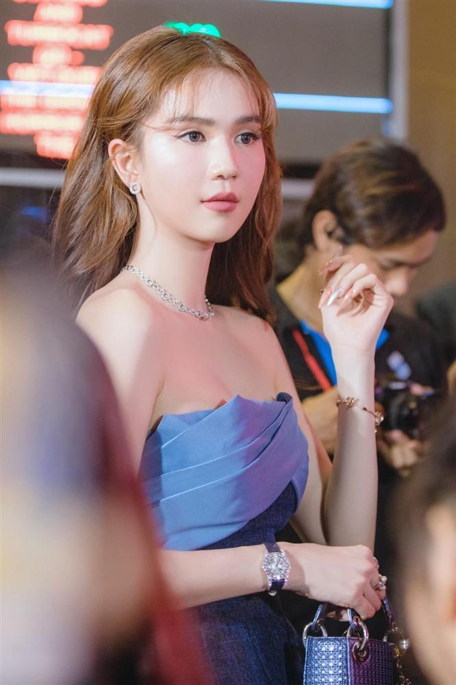 Ngọc Trinh và Ngọc Lan nổi bật giữa dàn khách mời đỏ đen vì mặc sai dresscode-3