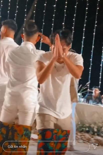 Dàn cầu thủ mặc quần hoa lá cành chơi game cực vui trong đám cưới Công Phượng-3