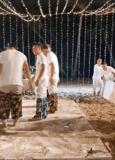 Dàn cầu thủ mặc quần hoa lá cành chơi game cực vui trong đám cưới Công Phượng-2