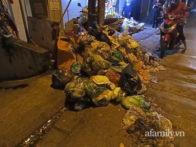 Hà Nội: Phố Yên Phụ ngập rác cả tuần, người dân sống trong ác mộng-1