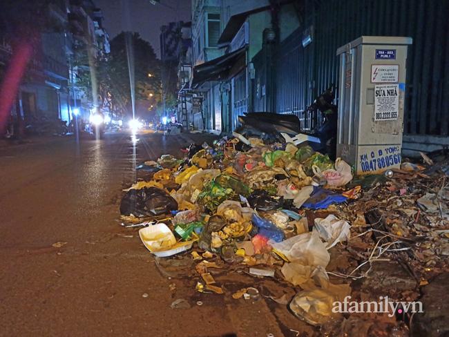 Hà Nội: Phố Yên Phụ ngập rác cả tuần, người dân sống trong ác mộng-2