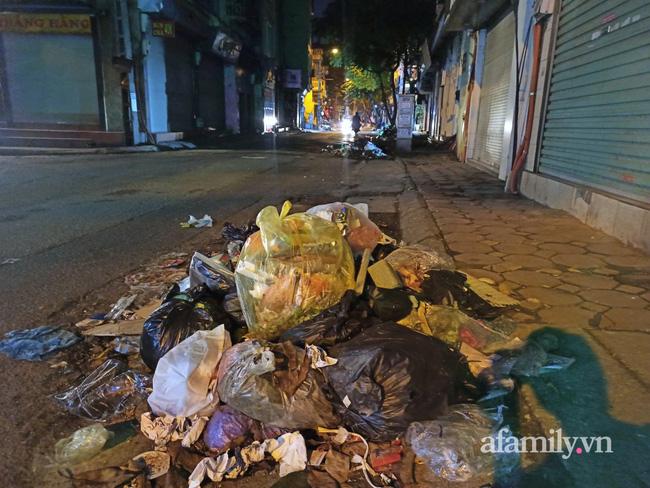 Hà Nội: Phố Yên Phụ ngập rác cả tuần, người dân sống trong ác mộng-4