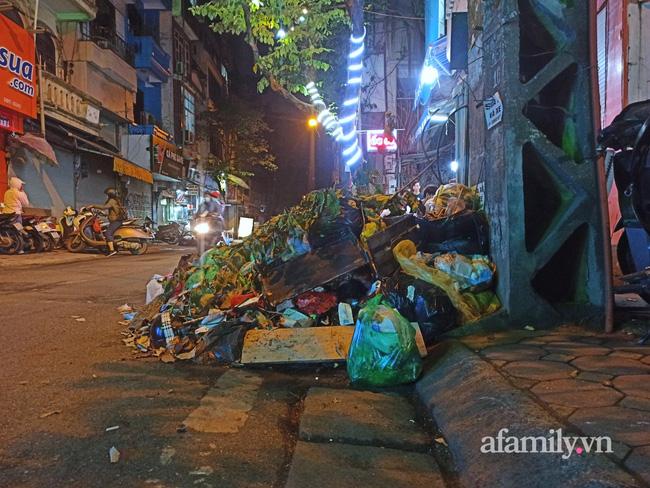 Hà Nội: Phố Yên Phụ ngập rác cả tuần, người dân sống trong ác mộng-5