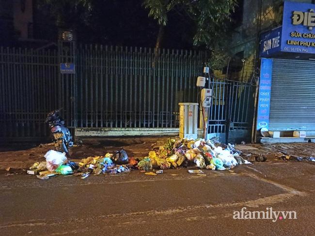 Hà Nội: Phố Yên Phụ ngập rác cả tuần, người dân sống trong ác mộng-9