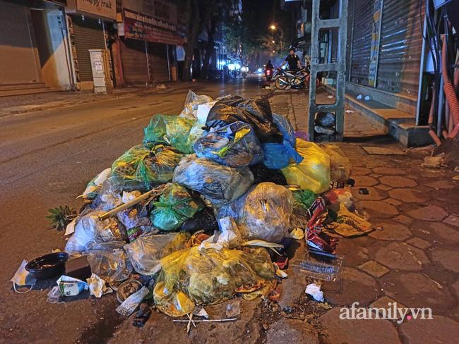 Hà Nội: Phố Yên Phụ ngập rác cả tuần, người dân sống trong ác mộng-10