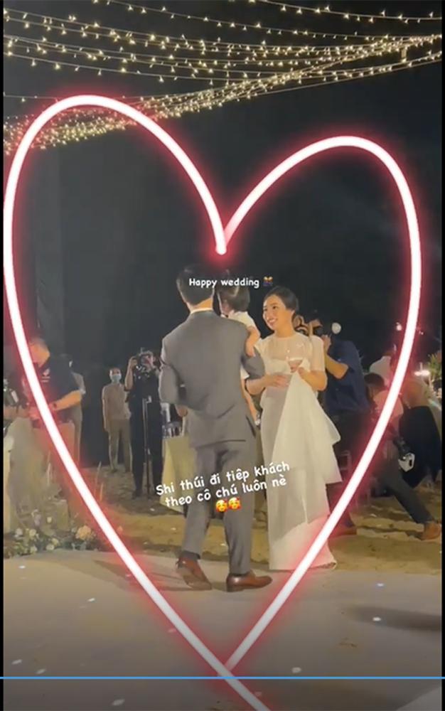 Clip: Công Phượng bơ đẹp bà xã Viên Minh trong hôn lễ ở Phú Quốc-3