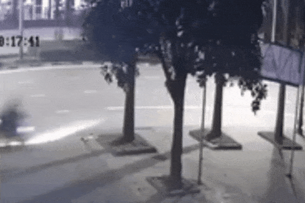 Clip: BMW chạy tốc độ bát hương vàng, người và xe lộn vài vòng tóe lửa, 3 người thương vong-2