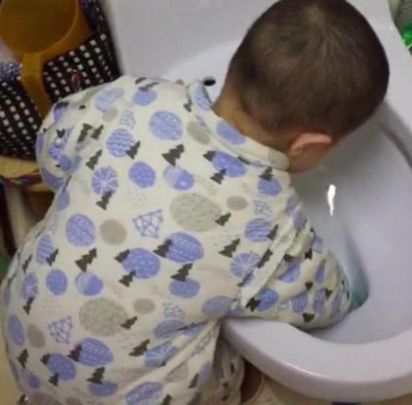 Sung sướng uống cạn cốc nước con trai mời, ông bố nôn không kịp khi biết sự thật-2