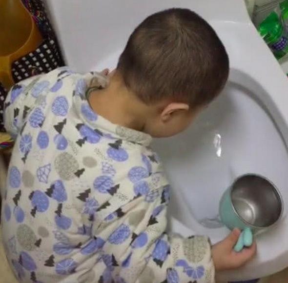 Sung sướng uống cạn cốc nước con trai mời, ông bố nôn không kịp khi biết sự thật-1