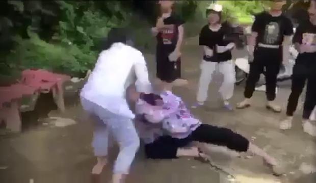 Clip: Nữ sinh lớp 8 bị nhóm bạn quây kín, đánh hội đồng dã man ở Thanh Hóa-1