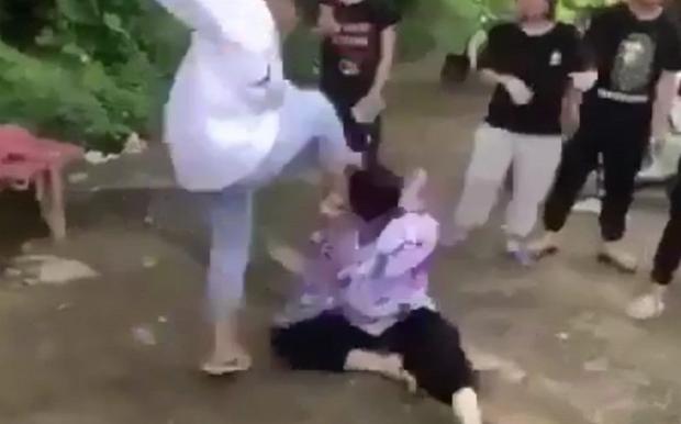 Clip: Nữ sinh lớp 8 bị nhóm bạn quây kín, đánh hội đồng dã man ở Thanh Hóa-2