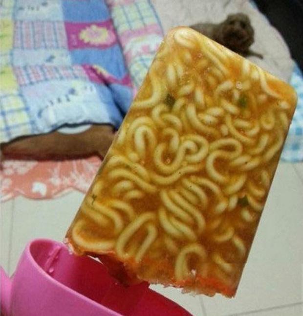 Muôn kiểu ăn mì tôm của các thánh lầy khiến ai cũng phải cười ra nước mắt-1