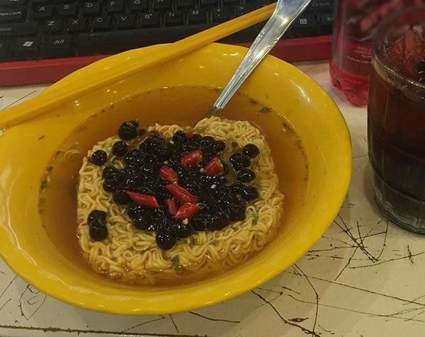 Muôn kiểu ăn mì tôm của các thánh lầy khiến ai cũng phải cười ra nước mắt-5