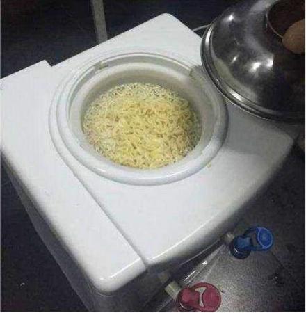 Muôn kiểu ăn mì tôm của các thánh lầy khiến ai cũng phải cười ra nước mắt-12