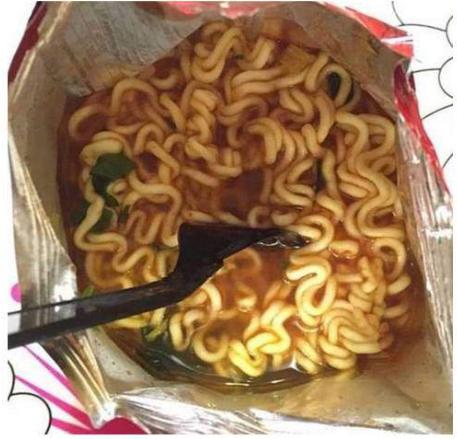 Muôn kiểu ăn mì tôm của các thánh lầy khiến ai cũng phải cười ra nước mắt-15