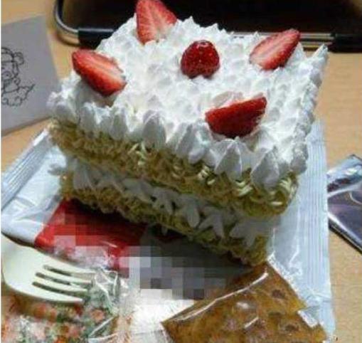 Muôn kiểu ăn mì tôm của các thánh lầy khiến ai cũng phải cười ra nước mắt-16