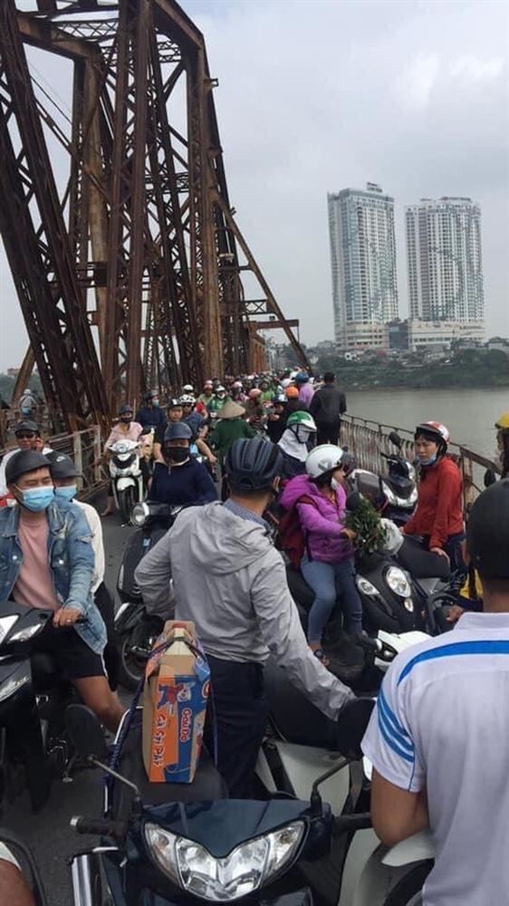 Hà Nội: Sau cuộc cãi vã với 1 phụ nữ, thanh niên nhảy từ cầu Long Biên tự tử-1