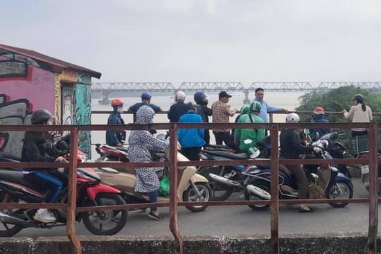 Hà Nội: Sau cuộc cãi vã với 1 phụ nữ, thanh niên nhảy từ cầu Long Biên tự tử