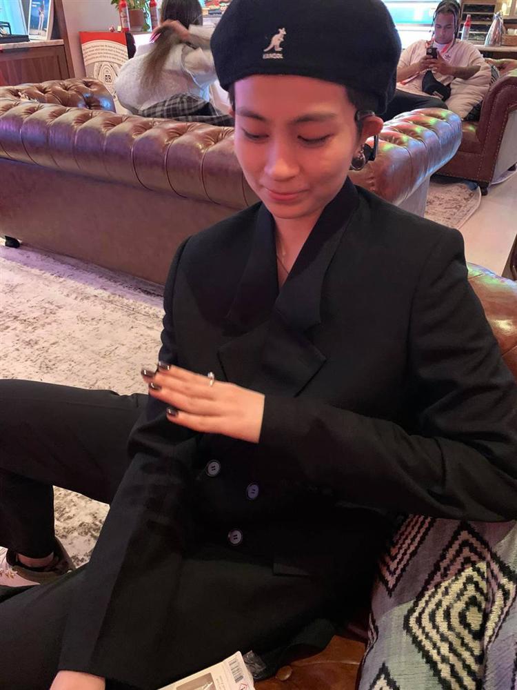 Chiều người yêu như Gil Lê, giờ còn làm điệu gắn móng tay đôi với Hoàng Thùy Linh-1