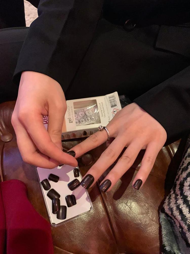 Chiều người yêu như Gil Lê, giờ còn làm điệu gắn móng tay đôi với Hoàng Thùy Linh-2