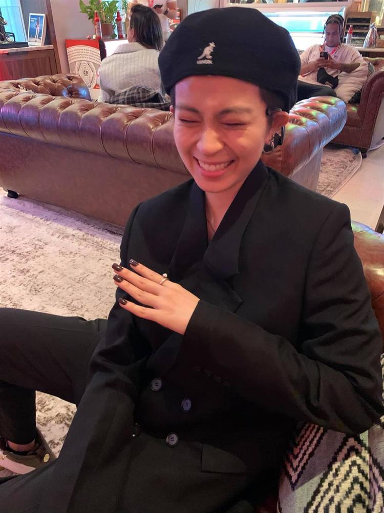 Chiều người yêu như Gil Lê, giờ còn làm điệu gắn móng tay đôi với Hoàng Thùy Linh-3